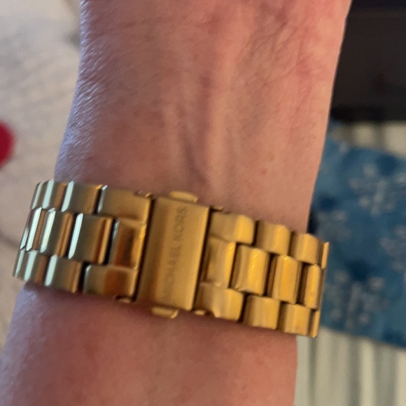 Michael Kors Oversized Gold watch - Picture 2 of 3